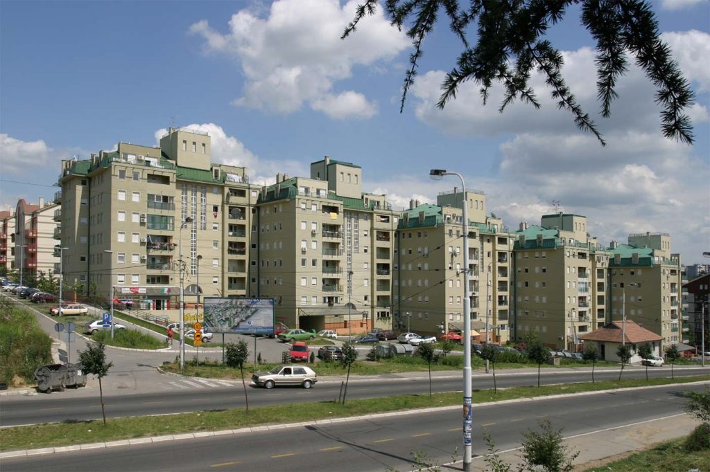 Denkova bašta stambeni kompleks Beograd – pogled na moderno naselje sa zelenilom i pastelnim fasadama